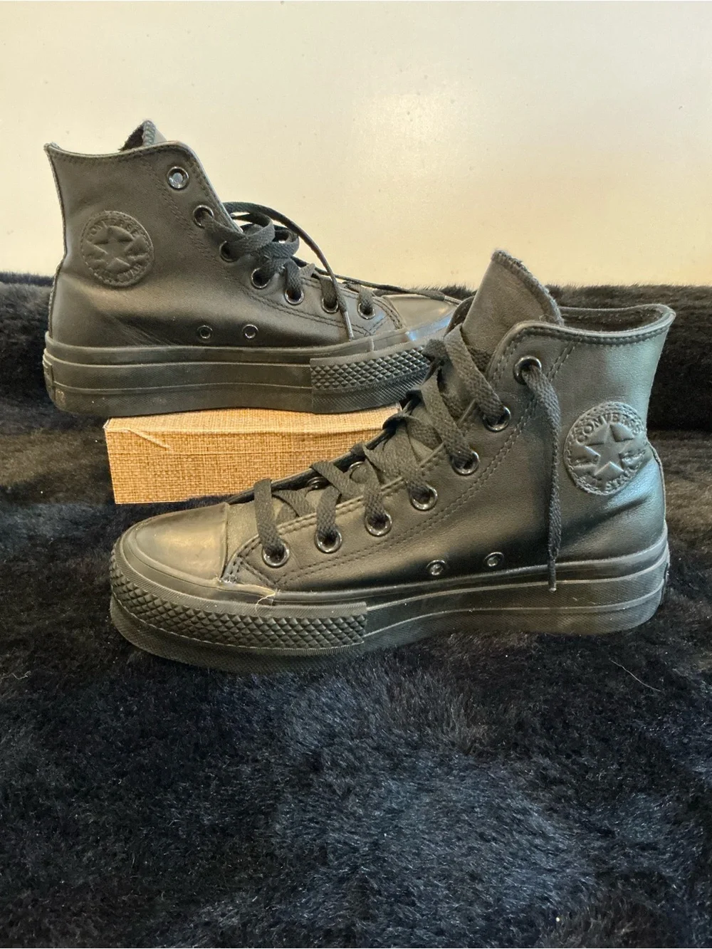 Converse Men's Black High Top Leather Sneakers Size 4 - Picture 3 of 6
